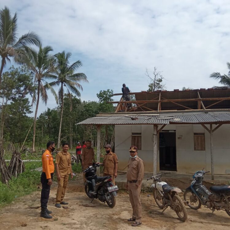 BPBD Mesuji tinjau rumah rusak akibat puting beliung. Doc BPBD mesuji