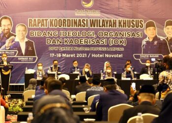 RAKORWILSUS DPW NASDEM LAMPUNG. Ketua DPW NasDem Lampung, Taufik Basari (kiri) memberikan sambutan disaksikan Wakil Ketua Umum DPP Partai NasDem Ahmad Ali dan para kader NasDem saat Rapat Koordinasi Wilayah Khusus (Rakorwilsus) Dewan Pimpinan Wilayah (DPW) Partai NasDem Lampung di Hotel  Novotel, Rabu (17/3). Lima pokok materi utama yang dibahas pada rakorwilsus, yakni penguatan struktural, e-KTA, gaet milenial dan gen Z, Bappilu, serta keuangan partai.
LAMPUNG POST/ZAINUDDIN