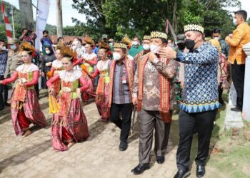 DESA HANURA TERPILIH PROGRAM SMART VILLAGE. Gubernur Lampung Arinal Djunaidi (dua kanan) bersama Bupati Pesawaran Dendi Ramadhona (kanan) saat menghadiri acara peresmian Desa Hanura, Kecamatan Telukpandan, Kabupaten Pesawaran sebagai prototipe (percontohan) pengembangan program Smart Village, Kamis (25/3). Program Smart Village atau Desa Cerdas mengoptimalkan potensi yang ada di desa. Sebab, program itu untuk membangun desa dengan sistem digital yang terintegrasi pelayanan masyarakat dan fasilitas ekonomi lainnya.
DOK PEMPROV LAMPUNG