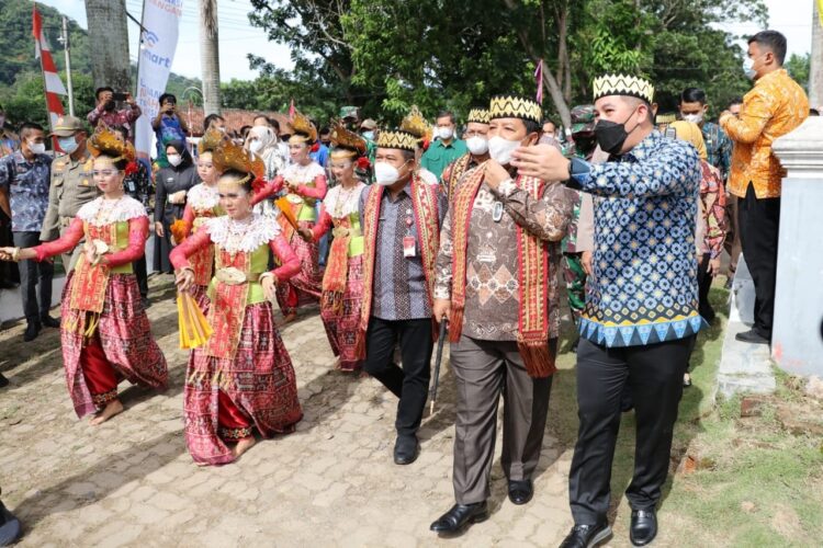 DESA HANURA TERPILIH PROGRAM SMART VILLAGE. Gubernur Lampung Arinal Djunaidi (dua kanan) bersama Bupati Pesawaran Dendi Ramadhona (kanan) saat menghadiri acara peresmian Desa Hanura, Kecamatan Telukpandan, Kabupaten Pesawaran sebagai prototipe (percontohan) pengembangan program Smart Village, Kamis (25/3). Program Smart Village atau Desa Cerdas mengoptimalkan potensi yang ada di desa. Sebab, program itu untuk membangun desa dengan sistem digital yang terintegrasi pelayanan masyarakat dan fasilitas ekonomi lainnya.
DOK PEMPROV LAMPUNG