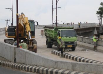 PROYEK FLYOVER. Pekerja sedang mengerjakan proyek pembangunan flyover Sultan Agung, Bandar Lampung, Minggu (28/2). Wali Kota Bandar Lampung Eva Dwiana memastikan pada masa kepemimpinannya tidak akan ada pembangunan flyover maupun underpass.
n LAMPUNG POST/SUKISNO