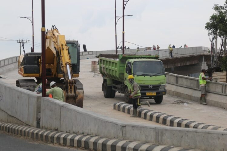 PROYEK FLYOVER. Pekerja sedang mengerjakan proyek pembangunan flyover Sultan Agung, Bandar Lampung, Minggu (28/2). Wali Kota Bandar Lampung Eva Dwiana memastikan pada masa kepemimpinannya tidak akan ada pembangunan flyover maupun underpass.
n LAMPUNG POST/SUKISNO