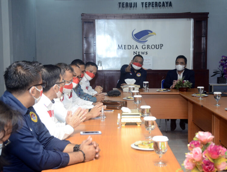 KUNJUNGAN KEPALA BADAN BP2MI. Badan Perlindungan Pekerja Migran Indonesia (BP2MI) Benny Rhamdani (dua kanan) bersama rombongan melakukan kunjungan ke Kantor Lampung Post diterima langsung oleh Direktur Utama PT Masa Kini Mandiri/Lampung Post Abdul Kohar (kanan), Selasa (23/3). BP2MI menyosialisasikan pentingnya memberi perlindungan bagi pekerja migran Indonesia (PMI).
n LAMPUNG POST/HENDRIVAN GUMALA