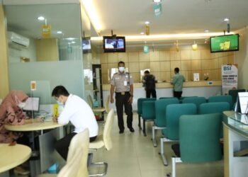 BANK SYARIAH. Nasabah Bank Syariah Indonesia (BSI) sedang bertransaksi di BSI, Jalan Diponegoro Bandar Lampung, Kamis (25/3).  Sebagai salah satu sistem keuangan yang eksis di Indonesia, perbankan syariah dituntut turut andil dalam pemulihan ekonomi pascapandemi.
LAMPUNG POST/ZAINUDDIN