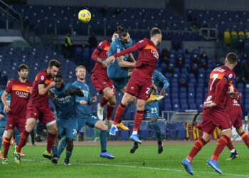 AC MILAN KALAHKAN AS ROMA 2-1. Penyerang AC Milan asal Swedia Zlatan Ibrahimovic (atas tengah) menyundul bola dalam pertandingan sepak bola Serie A Italia antara AS Roma dan AC Milan di Stadion Olimpiade, Roma, Senin (1/3). Pada pertandingan tersebut AC Milan menekuk AS Roma 2-1.
AFP/TIZIANA FABI