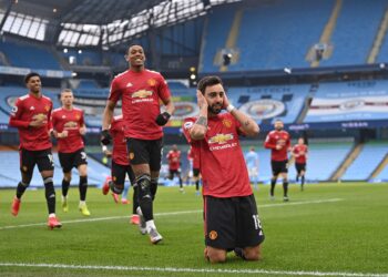 RAYAKAN GOL. Gelandang Manchester United Bruno Fernandes (kanan) merayakan gol bersama rekan setimnya setelah mencetak gol pembuka dari titik penalti saat pertandingan sepak bola Liga Utama Inggris antara Manchester City dan Manchester United di Stadion Etihad, Manchester, Inggris, Senin (8/3).
AFP/LAURENCE GRIFFITHS