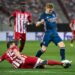 ARSENAL KALAHKAN OLYMPIAKOS 3-1. Bek Olympiakos Sokratis Papastathopoulos (bawah) berusaha merebut bola dari penyerang Arsenal Martin Odegaard (kanan) saat leg pertama 16 besar Liga Eropa di Stadion Georgios Karaiskakis, Piraeus, Yunani, Jumat (12/3). Duo Gol perdana Martin Odegaard bersama Arsenal mewarnai kemenangan 3-1 yang dibukukan The Gunners di markas Olympiakos.
AFP/ARIS MESSINIS