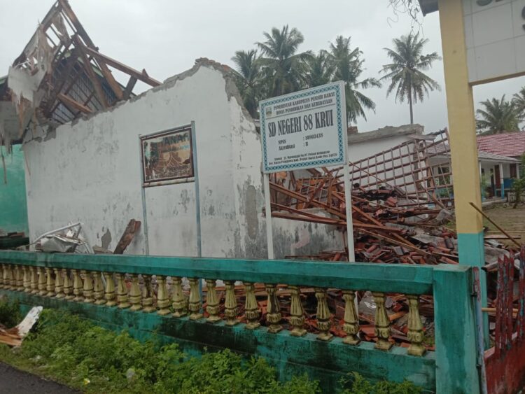 SEKOLAH AMBRUK DISAPU ANGIN. Bangunan SDN 88 Kecamatan Karyapenggawa, Kabupaten Pesisir Barat, yang ambruk setelah disapu angin kencang , Senin (8/3). Tercatat 42 rumah rusak, baik berat, sedang, maupun ringan akibat sapuan angin kencang.
(LAMPUNG POST/YON FISOMA)