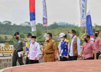 Wakil Presiden Ma'ruf Amin dan Gubernur Lampung Arinal Djunaidi bersama jajaran memantau pembangunan Bendungan Way Sekampung di Kabupaten Pringsewu, Senin, 22 Maret 2021. (Dok. ADPIM)