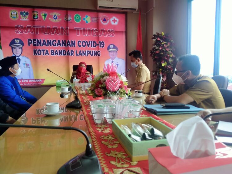 MENERIMA AUDIENSI. Wali Kota Bandar Lampung Eva Dwiana saat menerima audiensi Ketua DPD KNPI Bandar Lampung Iqbal Ardiansyah bersama jajaran, Senin (8/3). ISTIMEWA