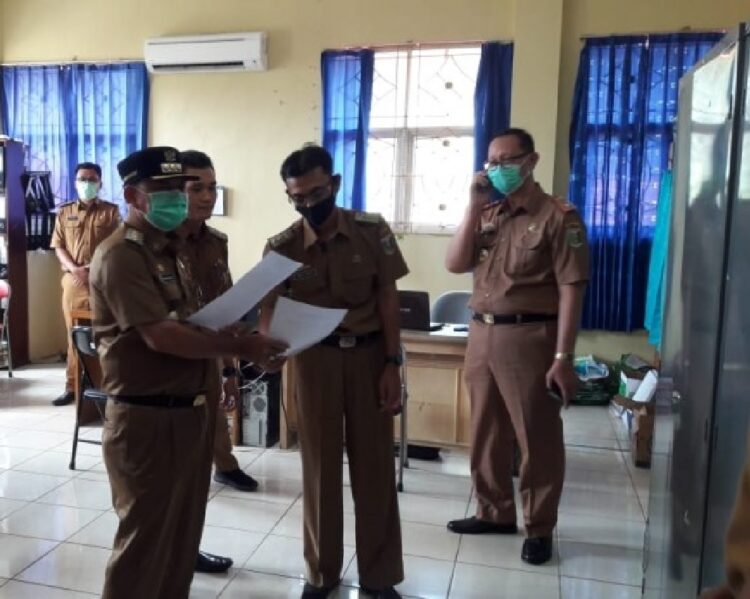 Bupati Lamtim Dawam Rahardjo saat inspeksi mendadak di Badan Kepegawaian Pendidikan dan Pelatihan Daerah (BKPPD) Lamtim, Senin, 1 Maret 2021. (Lampost.co/Djoni)
