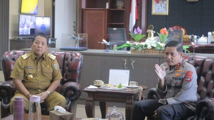 Kapolda Lampung Irjen Pol. Hendro Sugiatno melakukan kunjungan bersama Gubernur Lampung, Arinal Djunaidi di ruang kerja Gubernur Lampung, Senin, 15 Maret 2021. (Dok)
