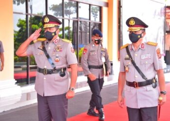 PISAH SAMBUT KAPOLDA LAMPUNG. Kapolda Lampung yang baru Irjen Hendro Sugiatno (kanan) bersama Irjen Purwadi Arianto saat pisah sambut kapolda Lampung di Mapolda Lampung, Sabtu (7/3).  (LAMPUNG POST?UMAR ROBANI)