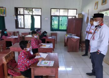 Kepala Dinas Pendidikan Bulki sedang memantau kegiatan KBM tatap muka di Kecamatan Balikbukit, Lambar. (dok)