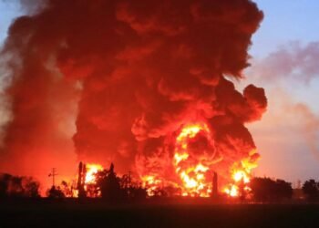 Kebakaran kilang minyak milik PT Pertamina RU VI di Balongan, Indramayu, Jawa Barat. (Foto: AFP/Agus Sipur)