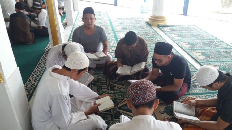 Warga binaan Lapas Narkotika Kelas II A melaksanakan majelis taklim. (dok)