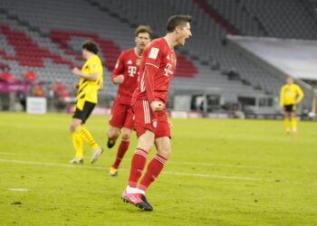 Selebrasi penyerang Bayern Muenchen, Robert Lewadowski, setelah membobol gawang Borussia Dortmund. (twitter: @FCBayern)