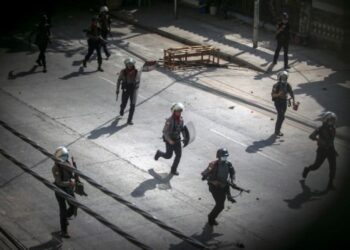 Polisi Myanmar mengejar massa pedemo penentang kudeta militer. Foto: AFP