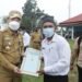 Bupati Way Kanan Raden Adipati Surya, menyerahkan SK Bupati Way Kanan kepada 116 Pegawai Pemerintah dengan Perjanjian Kerja (PPPK). (Dok. Lampost.co)