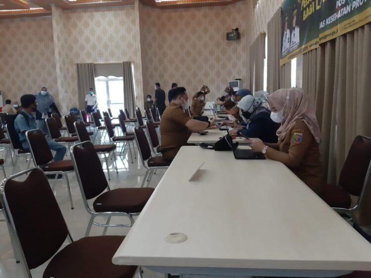 Pelaksanaan vaksinasi untuk 85 anggota DPRD Lampung berlangsung di pos vaksinasi Dinas Kesehatan Lampung, Senin (29/3/2021).