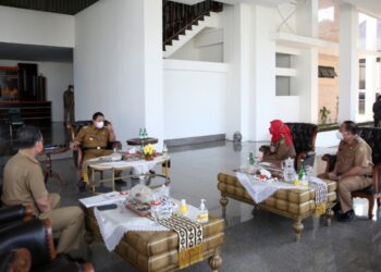 Gubernur Lampung Arinal Djunaidi menerima kunjungan silahturahmi dari Wali Kota Bandar Lampung Eva Dwiana di Mahan Agung, Rumah Dinas Gubernur Lampung, Jalan Dr. Susilo, Bandar Lampung, Selasa, 16 Maret 2021. (Dok. ADPIM)
