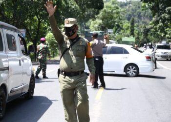 DISURUH PUTAR BALIK. Tim Patroli Satuan Tugas (Satgas) Penanganan Covid-19 Kota Bandar Lampung menyuruh kendaran dari luar Provinsi Lampung putar balik saat penyekatan perbatasan Kota Bandar Lampung dan Lampung Selatan di Jalan Soekarno-Hatta Panjang, Bandar Lampung, Kamis (15/4). Kendaraan tersebut terpaksa putar balik karena tidak dapat menunjukkan surat antigen atau PCR.
n LAMPUNG POST/ZAINUDDIN