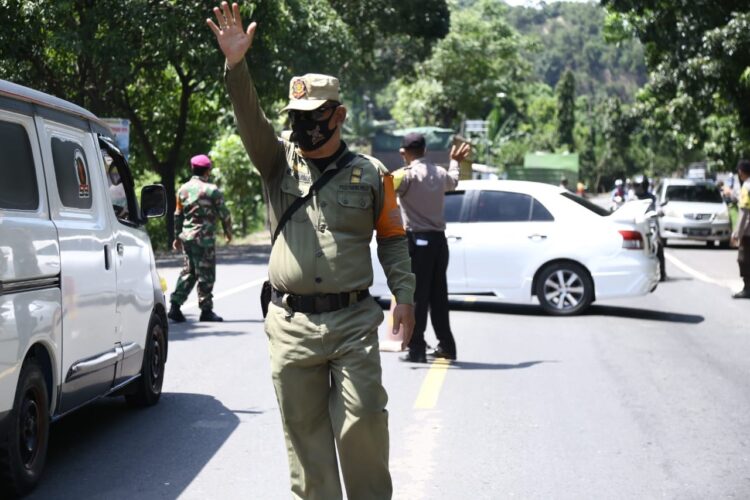 DISURUH PUTAR BALIK. Tim Patroli Satuan Tugas (Satgas) Penanganan Covid-19 Kota Bandar Lampung menyuruh kendaran dari luar Provinsi Lampung putar balik saat penyekatan perbatasan Kota Bandar Lampung dan Lampung Selatan di Jalan Soekarno-Hatta Panjang, Bandar Lampung, Kamis (15/4). Kendaraan tersebut terpaksa putar balik karena tidak dapat menunjukkan surat antigen atau PCR.
n LAMPUNG POST/ZAINUDDIN