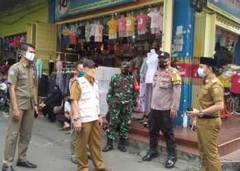 Tim Patroli Satuan Tugas Penanganan Covid-19 Kota Bandar Lampung mengingatkan warga untuk tetap mematuhi dan menjalankan protokol kesehatan di pasar, perkantoran, dan jalan protokol di Kota Bandar Lampung. Hal itu bertujuan menekan penyebaran covid-19 di Kota Bandar Lampung.
ISTIMEWA