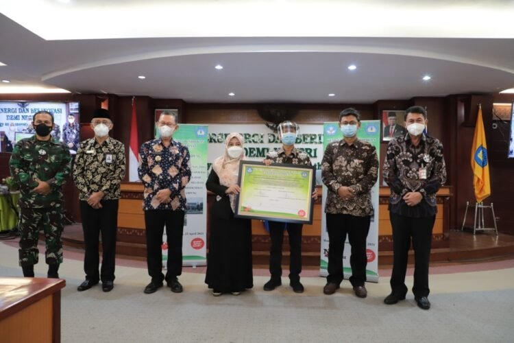 Rektor Unila Prof Karomani bersama Wakil Ketua Komisi Pemberantasan Korupsi (KPK) Nawawi Pomolango dan Sekprov Lampung, Fahrizal Darminto usai menetapkan dan mengusulkan Fakultas Kedokteran sebagai zona integritas ke Kemendikbud bersamaan dengan 60 perguruan tinggi lain  di ruang sidang Gedung Rektorat lantai II, Kamis (22/4).
ISTIMEWA