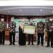 Rektor Unila Prof Karomani bersama Wakil Ketua Komisi Pemberantasan Korupsi (KPK) Nawawi Pomolango dan Sekprov Lampung, Fahrizal Darminto usai menetapkan dan mengusulkan Fakultas Kedokteran sebagai zona integritas ke Kemendikbud bersamaan dengan 60 perguruan tinggi lain  di ruang sidang Gedung Rektorat lantai II, Kamis (22/4).
ISTIMEWA