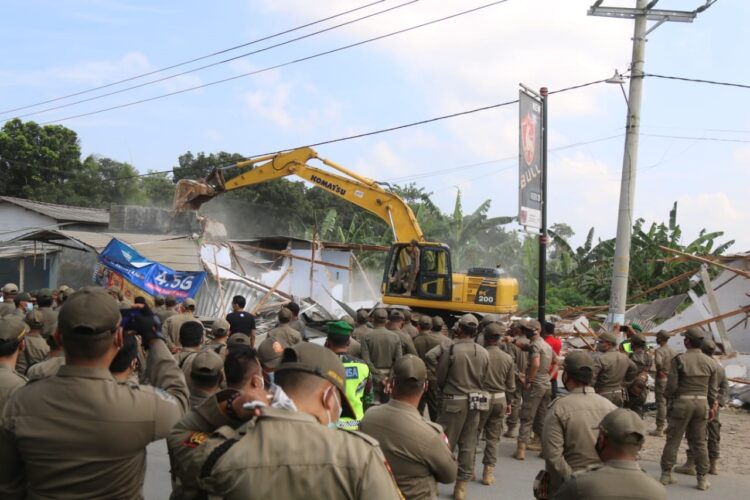 PENERTIBAN LAHAN. Pemerintah Provinsi Lampung melakukan penertipan lahan di Jalan Terusan Ryacudu, Wayhui, Lampung Selatan, Senin (19/4). Lahan milik Pemerintah Provinsi Lampung berdasarkan SK Kepala Kantor Pertanahan Kabupaten Lampung Selatan Nomor : 56/HP/BPN/18.01/2019 tertanggal 14 Februari 2019 tersebut rencananya akan didirikan fasilitas umum berupa jalan atau taman.
LAMPUNG POST / SUKISNO