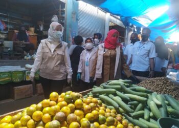 PENGAWASAN PANGAN. Wakil Gubernur Lampung Chusnunia Chalim (Nunik) didampingi Wali Kota Bandar Lampung Eva Dwiana melaksanakan intensifikasi pengawasan pangan bersama Balai Besar Pengawas Obat dan Makanan (BBPOM) di modern dan pasar tradisional, salah satunya pasar Tugu Bandar Lampung, Rabu (14/4).
n LAMPUNG POST / SUKISNO