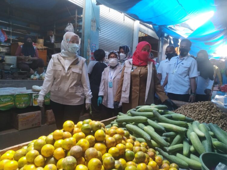 PENGAWASAN PANGAN. Wakil Gubernur Lampung Chusnunia Chalim (Nunik) didampingi Wali Kota Bandar Lampung Eva Dwiana melaksanakan intensifikasi pengawasan pangan bersama Balai Besar Pengawas Obat dan Makanan (BBPOM) di modern dan pasar tradisional, salah satunya pasar Tugu Bandar Lampung, Rabu (14/4).
n LAMPUNG POST / SUKISNO