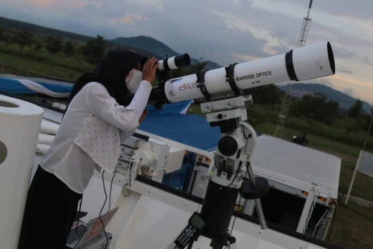 PEMANTAUAN HILAL. Mahasiswa memantau hilal untuk memastikan masuknya tanggal 1 Ramadan 1442 Hijriah/2021 Masehi di Institut Teknologi Sumatera (Itera), Senin (12/4).
LAMPUNG POST/SUKISNO