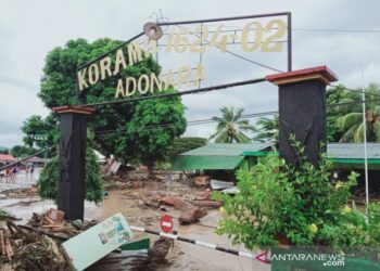 Koramil 1624-02 Adonara yang rusak akibat banjir bandang di Flores Timur, NTT, Senin (5/4/2021). (Foto: ANTARA/Anca Boleng)