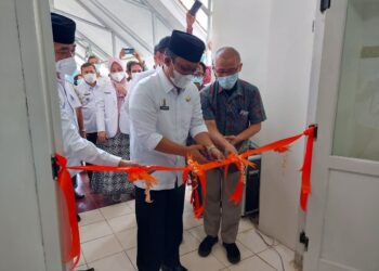 BANTUAN PCR PT GGP. Wakil Bupati Lampung Tengah Ardito Wijaya meresmikan ruang pemeriksaan PCR di RSUD Demang Sepulau Raya Lampung Tengah, Rabu (7/4). PT Great Giant Pineapple (GGP) menyerahkan satu set mesin automatic realtime PCR kepada Rumah Sakit Umum Daerah (RSUD) Demang Sepulau Raya Lampung Tengah.
LAMPUNG POST/WAHYU PAMUNGKAS