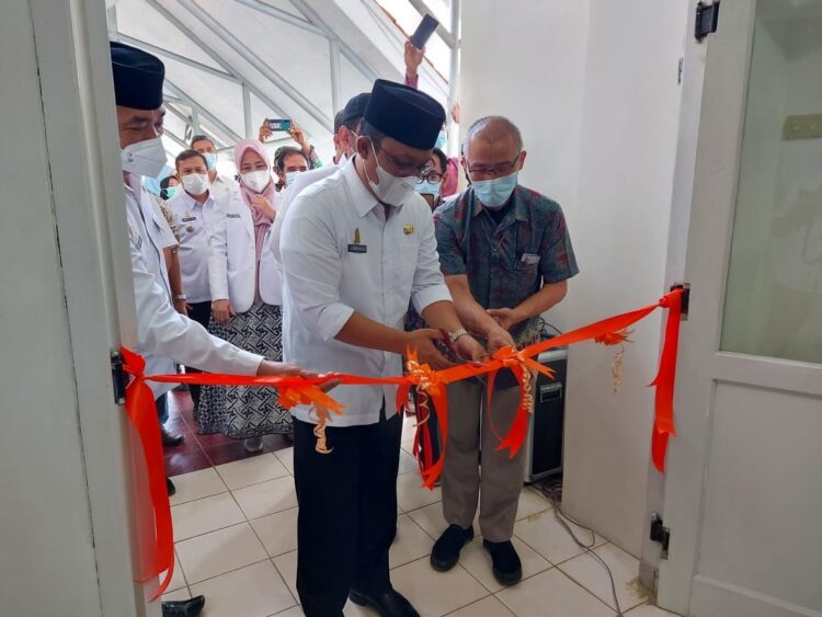 BANTUAN PCR PT GGP. Wakil Bupati Lampung Tengah Ardito Wijaya meresmikan ruang pemeriksaan PCR di RSUD Demang Sepulau Raya Lampung Tengah, Rabu (7/4). PT Great Giant Pineapple (GGP) menyerahkan satu set mesin automatic realtime PCR kepada Rumah Sakit Umum Daerah (RSUD) Demang Sepulau Raya Lampung Tengah.
LAMPUNG POST/WAHYU PAMUNGKAS
