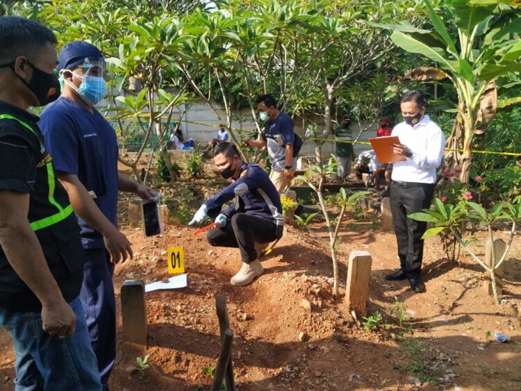 Polisi Bongkar Makam Kakek untuk Autopsi