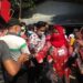 BAGIKAN HAND SANITIZER. Wali Kota Bandar Lampung Eva Dwiana membagikan hand sanitizer dan masker, di Pasar Gintung Bandar Lampung, Jumat (23/4). Eva Dwiana mengajak para pedagang di Pasar Pasir Gintung, untuk tetap menjaga protokol kesehatan (prokes) dalam upaya mencegah penyebaran Covid-19.
n LAMPUNG POST/DETA CITRAWAN
