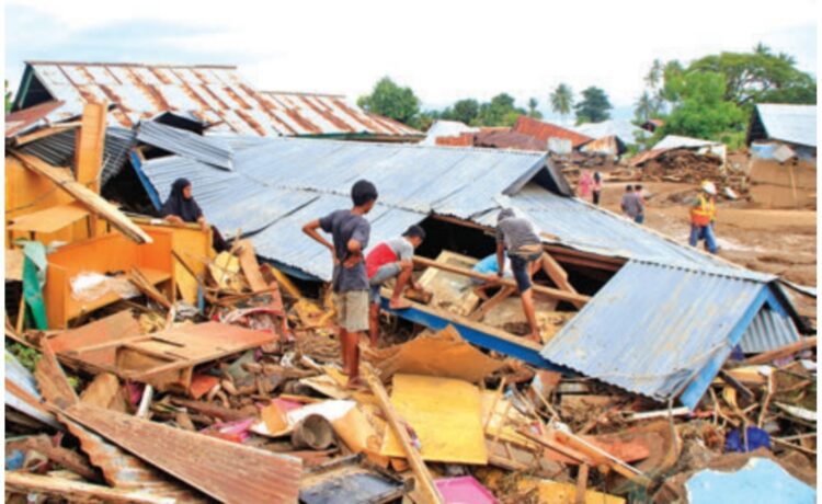 KONDISI PASCABANJIR BANDANG DI ADONARA TIMUR. Sejumlah warga mencari barang di sebuah rumah yang hancur akibat diterjang banjir bandang di Desa Waiburak, Kecamatan Adonara Timur, Kabupaten Flores Timur, NTT, Selasa (6/4). Menurut Pemerintah Kabupaten Flores Timur, pencarian korban banjir bandang yang hilang terkendala akibat masih minimnya alat berat di Adonara. ANTARA FOTO/KORNELIS KAHA