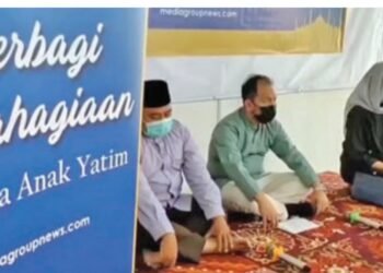 METRO TV BERBAGI KEBAHAGIAN. HR Finance and Technical Support Director Metro TV,
Arif Nugroho, saat hadir di Pesantren Daarul Quran Cipondoh, Kota Tangerang, Jumat (23/4).
Metro TV berbagi kebahagiaan bersama anak yatim di pesantren tersebut. Pemberian santunan
diserahkan kepada 100 anak yatim di sekitar pesantren itu. Dok Metro TV