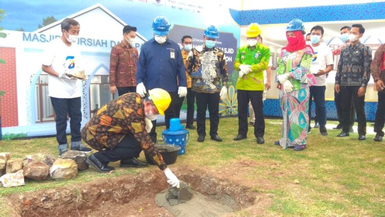Gubernur Lampung melalui Sekretaris Daerah Provinsi Lampung Fahrizal Darminto saat peletakan batu pertama pembangunan Masjid Nursiah Daud Paloh, di lingkungan kantor Lampung Post, Kamis, 8 April 2021. (Lampost.co/Deta Citrawan)