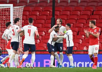 Striker Inggris Harry Kane (tiga kanan) merayakan dengan gelandang Inggris Phil Foden (dua kanan) dan gelandang Inggris Raheem Sterling (empat kanan) setelah mencetak gol pembuka selama Piala Dunia FIFA Qatar 2022 pertandingan sepak bola kualifikasi Grup I antara Inggris dan Polandia di Stadion Wembley di London, Kamis (1/4).
AFP/ANDY RAIN