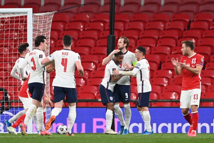 Striker Inggris Harry Kane (tiga kanan) merayakan dengan gelandang Inggris Phil Foden (dua kanan) dan gelandang Inggris Raheem Sterling (empat kanan) setelah mencetak gol pembuka selama Piala Dunia FIFA Qatar 2022 pertandingan sepak bola kualifikasi Grup I antara Inggris dan Polandia di Stadion Wembley di London, Kamis (1/4).
AFP/ANDY RAIN