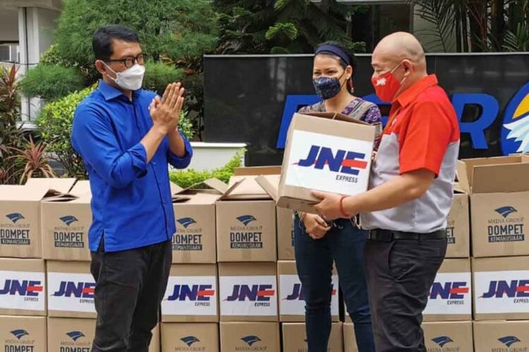 PAKET BAHAN POKOK. Ketua Yayasan Media Group Ali Sadikin menyerahkan secara simbolis paket bahan pokok Dompet Kemanusiaan Media Group (DKMG) untuk keluarga kru KRI Nanggala 402 dan masyarakat terdampak pandemi Covid-19 yang disalurkan melalui Rumah Harapan dan JNE di Kantor Media Group News, Jakarta, Rabu (28/4).
LAMPUNG POST/LUCHITO SANGSOKO
