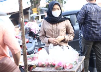 Penjual bunga musiman di Bandar Lampung. Lampung Post/ Zainudin
