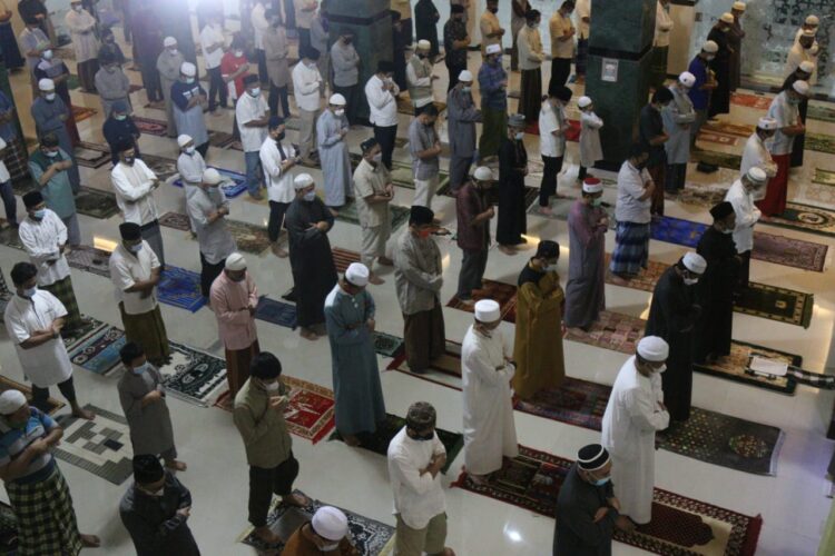 Salat tarawih berjarak. (LAMPUNGPOST/SUKISNO)