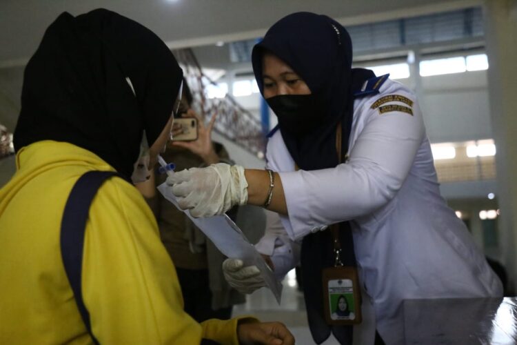 LAYANAN GENOSE C19. Calon penumpang meniupkan napas ke dalam kantong untuk dites menggunakan alat GeNose C19 di Terminal Rajabasa, Bandar Lampung, Senin (19/4). Pembukaan layanan Posko GeNose C19 bagi calon penumpang di Bandara Radin Inten II Lampung Selatan dan Terminal Rajabasa, Bandar Lampung, tersebut sebagai upaya pencegahan penyebaran Covid-19 serta memudahkan calon penumpang dalam melengkapi persyaratan dalam bepergian.
LAMPUNG POST/ZAINUDDIN