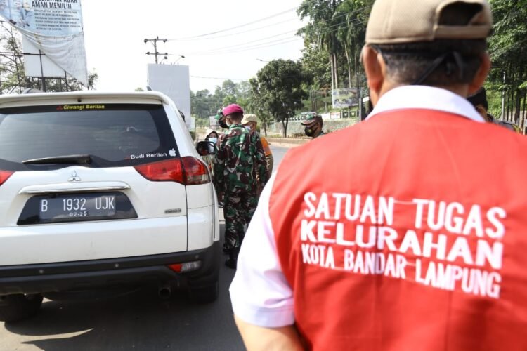 PENYEKATAN PEMUDIK. Petugas gabungan memeriksa dokumen dan surat keterangan hasil swab test antigen di Seaport Interdiction Pelabuhan Bakauheni, Lampung Selatan, Rabu (28/4). Penyeberangan penumpang selama larangan mudik Lebaran Idulfitri 2021 ditiadakan. PT Angkutan Sungai Danau dan Penyeberangan (ASDP) yang menjadi operator pelabuhan memastikan menyetop kapal mengangkut pemudik untuk mengantisipasi lonjakan kasus Covid-19.
n LAMPUNG POST/PERDANA WIBYSONO