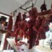 HARGA DAGING NAIK. Penjual daging menyiapkan pesanan di Pasar Tempel Way Dadi, Sukarame, Bandar Lampung, Minggu (11/4). Menjelang Ramadan, harga daging mengalami kenaikan dari harga Rp120 ribu menjadi Rp130 ribu per kg.
n LAMPUNG POST/SUKISNO